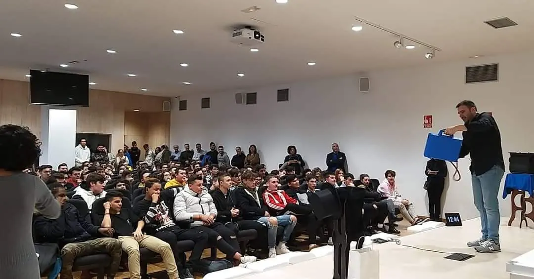 David Méndez dando una conferencia ante un auditorio lleno