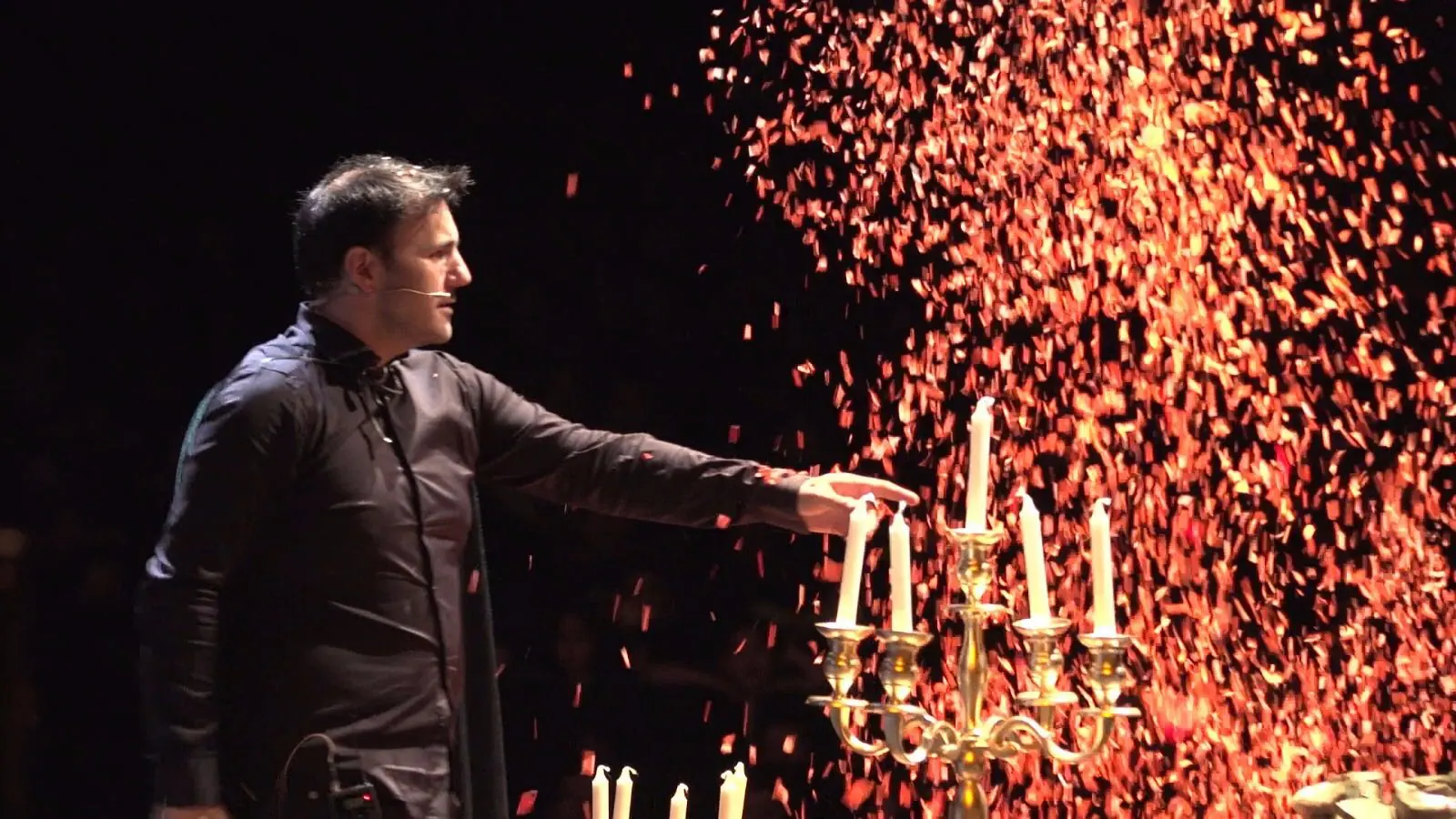 David Méndez lanza una lluvia de chispas sobre un candelabro encendido